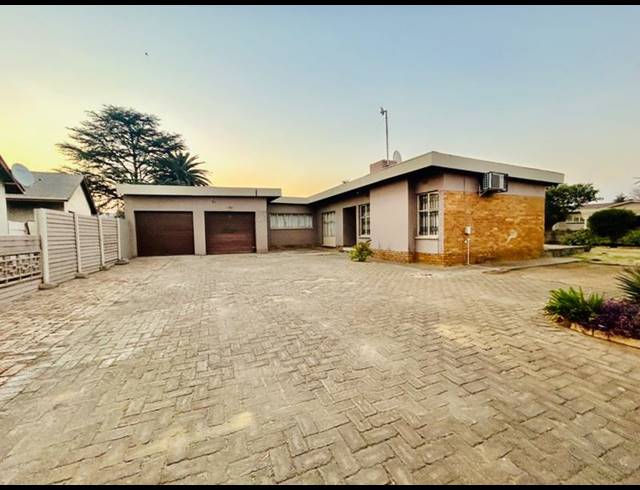 3 BEDROOM HOUSE FOR SALE IN VANDERBIJLPARK CE 4
